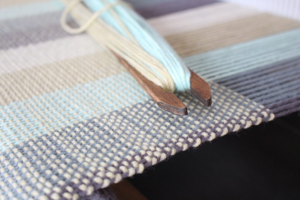 Weaving Plaid on a Rigid Heddle Loom - Curly-n-Yarny